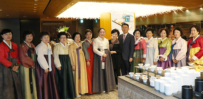 The 12 Jongbu, the wives of the eldest male descendants of the head families and the inheritors of the Jongga recipies, pose for group photo with Director-General Han Gwijeong from the National Institute of Agricultural Sciences (eighth from left) and CEO Kim Young-cheol of Hanwha Hotels & Resorts (ninth from left) during the press briefing held at the Plaza Hotel, Seoul on Oct. 19.
